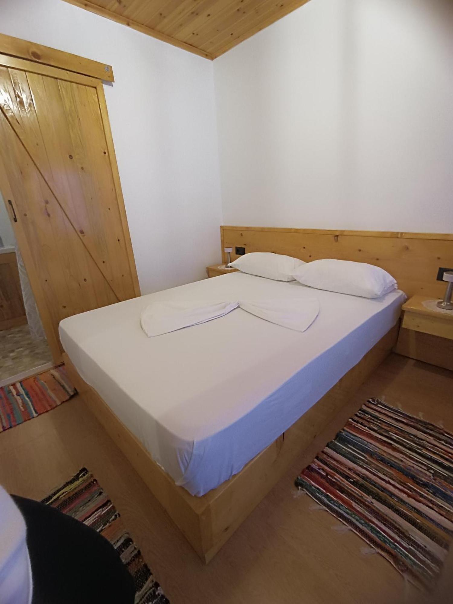 Tearra Guesthouse Gjirokastër Buitenkant foto