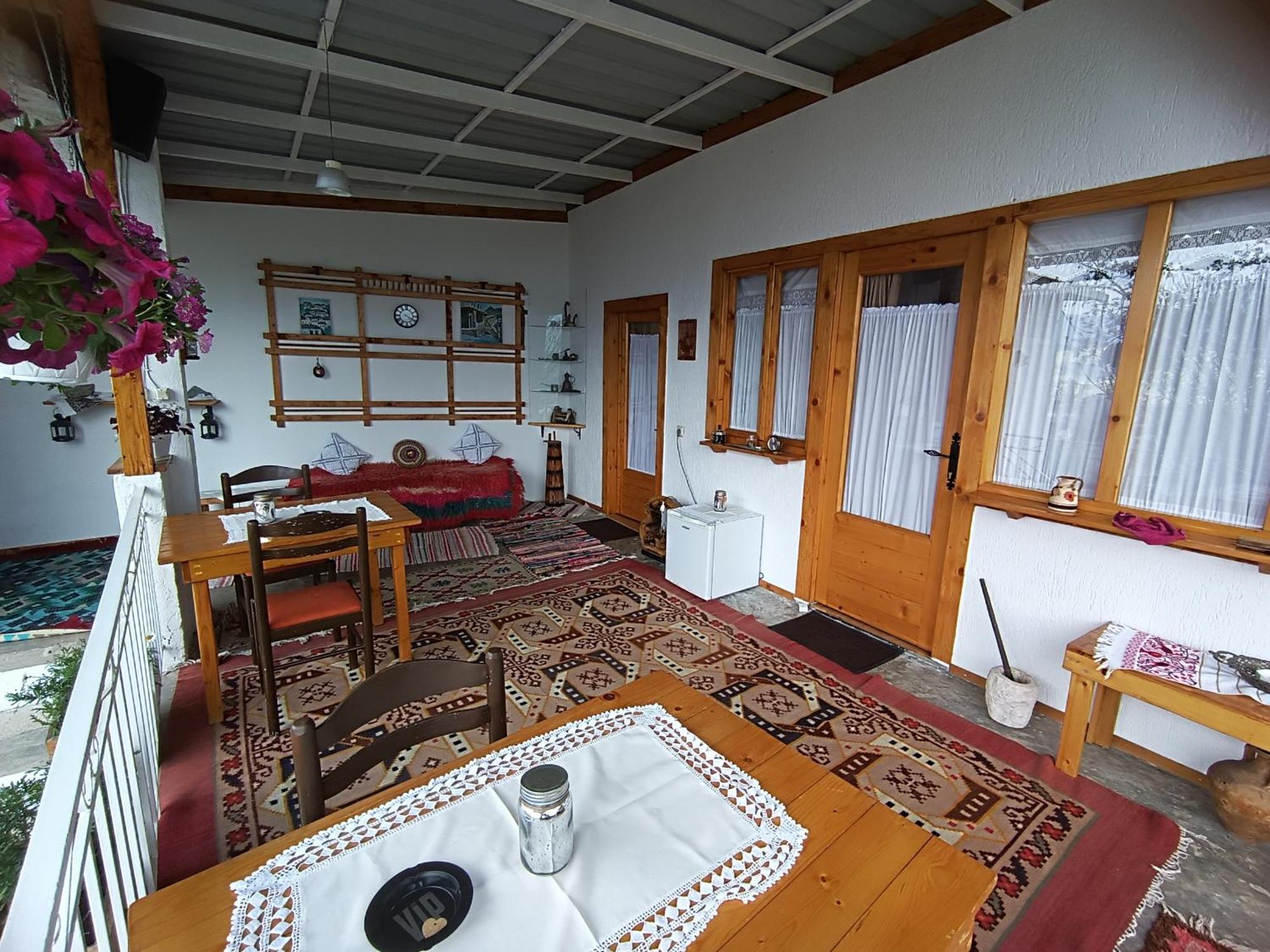 Tearra Guesthouse Gjirokastër Buitenkant foto