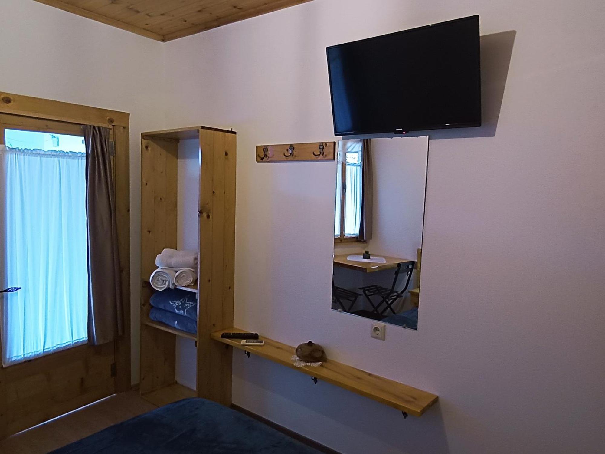Tearra Guesthouse Gjirokastër Buitenkant foto